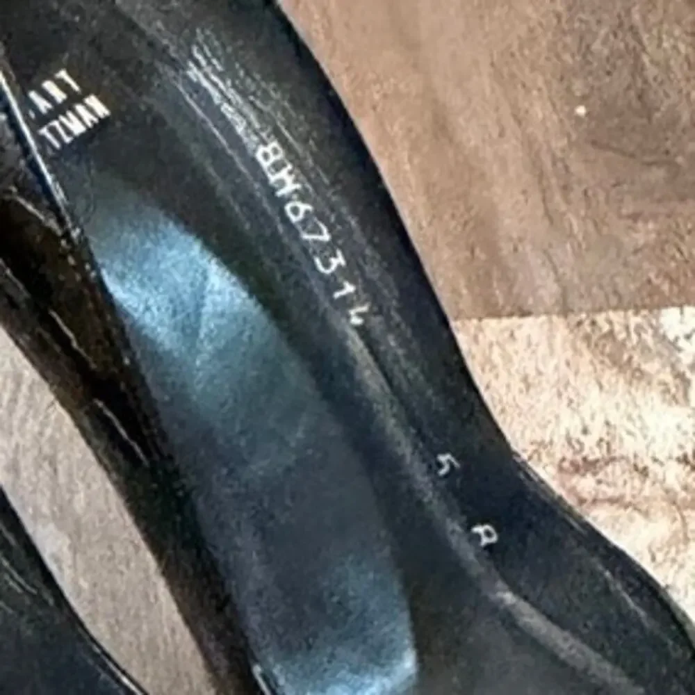 Stuart Weitzman women’s pumps in black crocodile-embossed leather in size 5 EUC